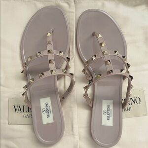 Valentino Garavani Nude Patent Rockstud Slide Sandals